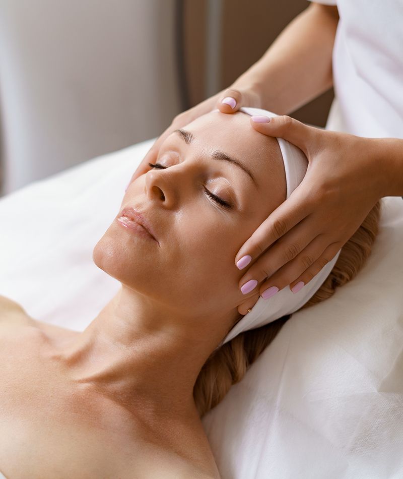 Masaje facial. Primer plano de una mujer adulta que recibe un tratamiento de masaje spa en el salón de belleza spa. Spa para el cuidado de la piel y el cuerpo. Tratamiento de belleza facial.