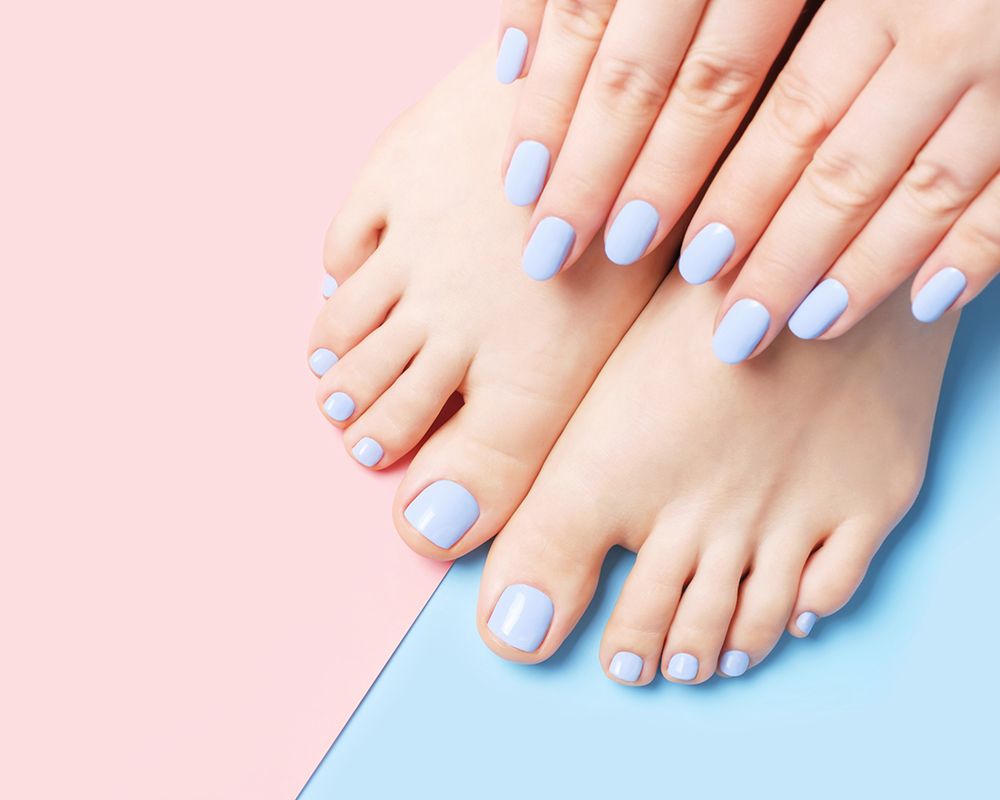 Manicura y pedicura con las uñas maquilladas en azul claro.